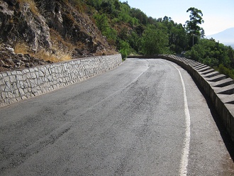 Strasse mit St�tzmauer