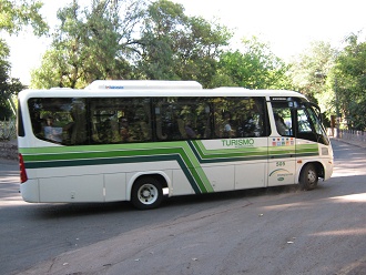 Ein Bus f�hrt abw�rts