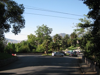 Vorplatz mit der Mittelstation
                          "Tupahue" der Luftseilbahn und dem
                          Schwimmbad