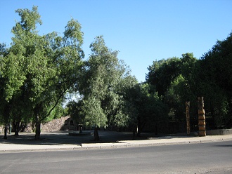 Der Vorplatz vor dem Botanischen
                                  Garten "Mapulemu", hier mit
                                  einem Totempfahl