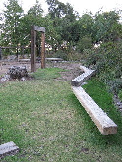 Banco cerca de la entrada baja del Jard�n
                          Bot�nico "Mapulemu"