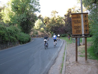 Poste de se�ales y ciclistas subiendo