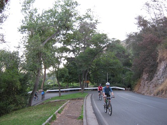 Ciclistas subiendo, aqu� con cascos