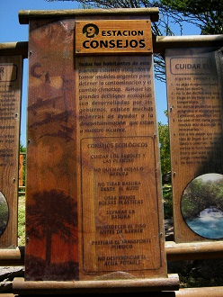 Placa grande describiendo la protecci�n
                          del medio ambiente, primer plano 2