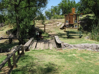 Puente y placa de la zona del jard�n bot�nico