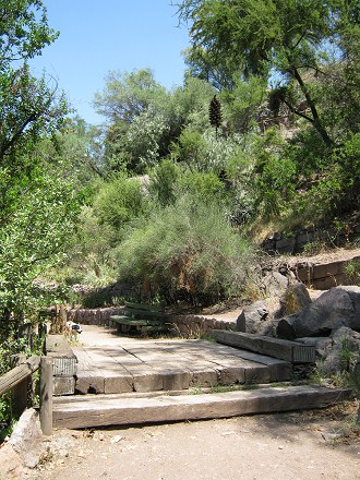 Eine
                          weitere Br�cke aus alten Eisenbahnschwellen