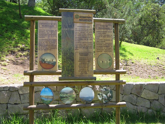 Grosse Hinweistafel mit dem Wasser als
                            �kosystem