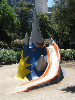 Der Spielplatz am
                                      Brasilienplatz, Vulkanrutschbahn