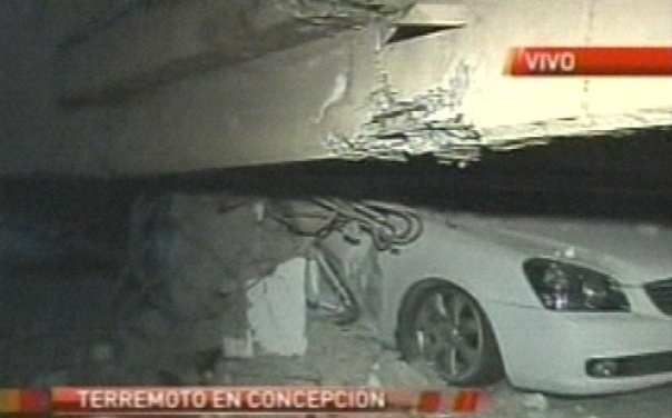 Concepcin: Aparcamiento colapsado, techo de
                  concreto mata autos [37]