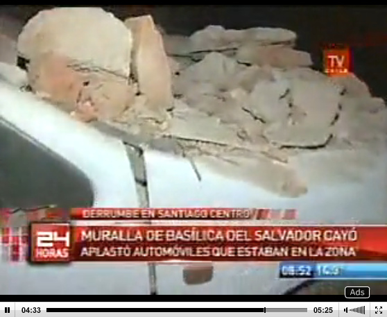 Santiago,
                  piedras de muros de la Basilica del Salvador
                  destruyendo autos (02) [84]