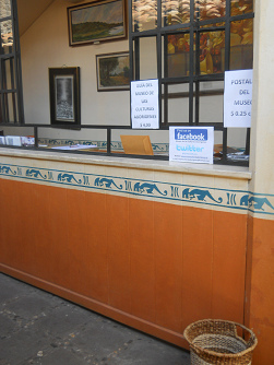 La ventanilla del Museo de los Abor�genes en
                  Cuenca en Ecuador