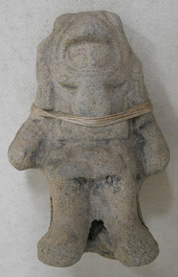 figur�n con un
              astronauta de la cultura Narr�o 04 en blanco con traje
              espacial como hoy