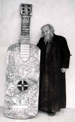 Padre Crespi
              zeigt eine Reliefplatte der Ureinwohner Ecuadors [1].
              ���Wo sind diese Reliefplatten heute???