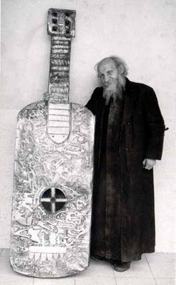 Padre Crespi
              mostrando una l�mina ind�gena ecuatoriana [1]. ���Pero
              donde est�n esas l�minas hoy???