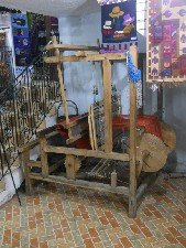 Telar con tejidos en el s�tano de la
                              tienda "Condor" en Peguche