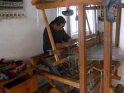 Jos� Cotacachi am
              Webstuhl beim Weben 01