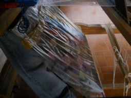 Der Webstuhl weist einen
                              Plastikschutz auf