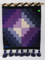 Wandteppich mit grafischem
                              Teppendesign in Blau und Lila