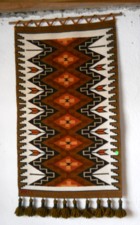 Wandteppich mit einem Grafikdesign
                              mit Strahlen und Treppenformen