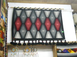 Wandteppich mit Rombus-Grafik