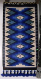 Ecke mit einem grafischen Wandteppich
                            in Blau