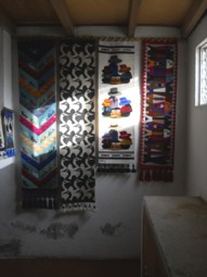 Eine weitere Wand mit Wandteppichen