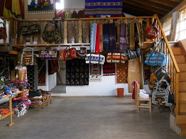 Sala con tejidos y bolsas 01