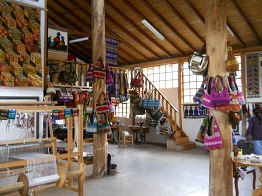 Sala con tejidos y bolsas 02