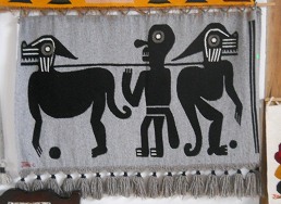 Tejido con dioses medio animal medio
                            ser humano