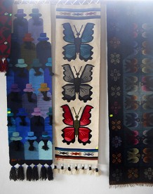 Tejido con una reuni�n de mujeres
                            (intrigantes), mariposas, y p�jaros