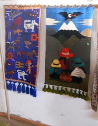 Tejidos con un calendario incaico y con
                            mujeres intrigantes con volc�n al fondo y un
                            �guila encima