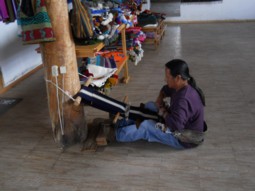 Jos� tejiendo con el telar para tejer en el piso
                01