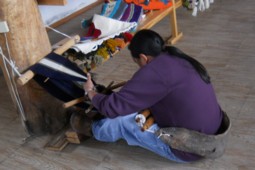 Jos� tejiendo con el telar para tejer
                            en el piso 02