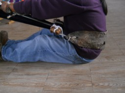 Jos� tejiendo con el telar para tejer
                            en el piso 03