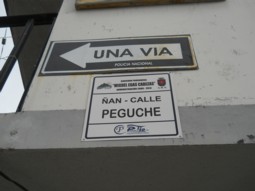 La placa de la calle Peguche / �an
                              Peguche