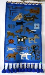 Tejido con un calendario incaico en
                              celeste