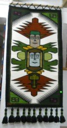 Tejido grande mostrandon un dios