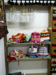 Gorros en una repisa con
                              atrapasue�os