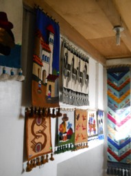 Pared grande con un grupo grande de
                              tejidos