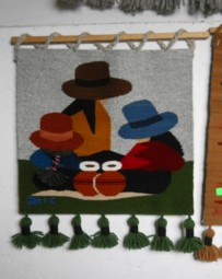 Tejido mostrando dos mujeres
                              intrigantes