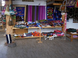 Ausstellungssaal mit Wandteppichen und
                            Taschen 03