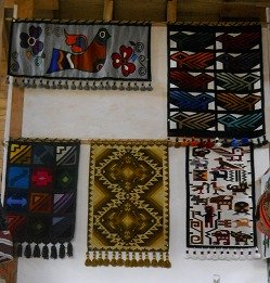 Wand mit Wandteppichen in der Ausstellungshalle