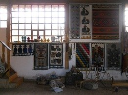 Wand mit Wandteppichen