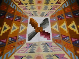 Das Zentrum des Wandteppichs mit einem
                            Gott in der Mitte