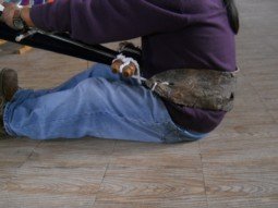 Jos� beim Weben mit einem
                            Boden-Webstuhl 03