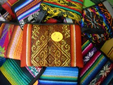 Geldbeutel (Portemonnaies) in einem
                                Korb, Nahaufnahme 01