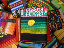 Geldbeutel (Portemonnaies) in einem
                                Korb, Nahaufnahme 02