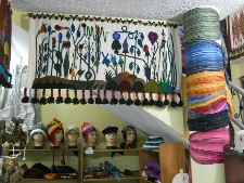 Strickm�tzen und ein Wandteppich mit
                        Pflanzen