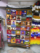 Tejido con p�jaros, hombres, mujeres
                              y volcanes