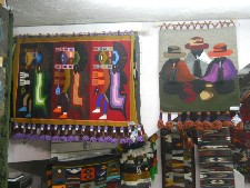 Tejidos mostrando dioses y mujeres
                              intrigantes